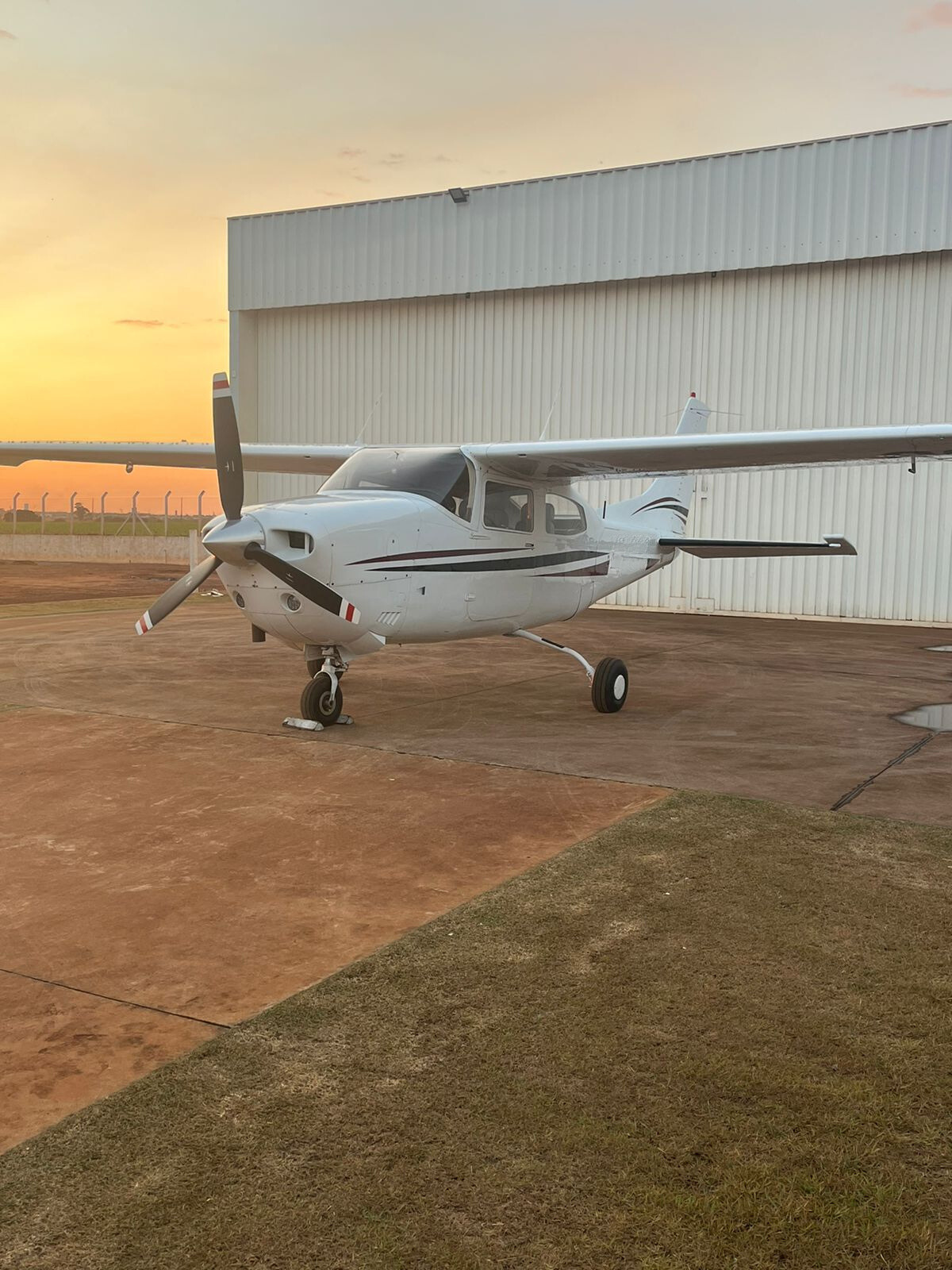 CESSNA 210 – 1977